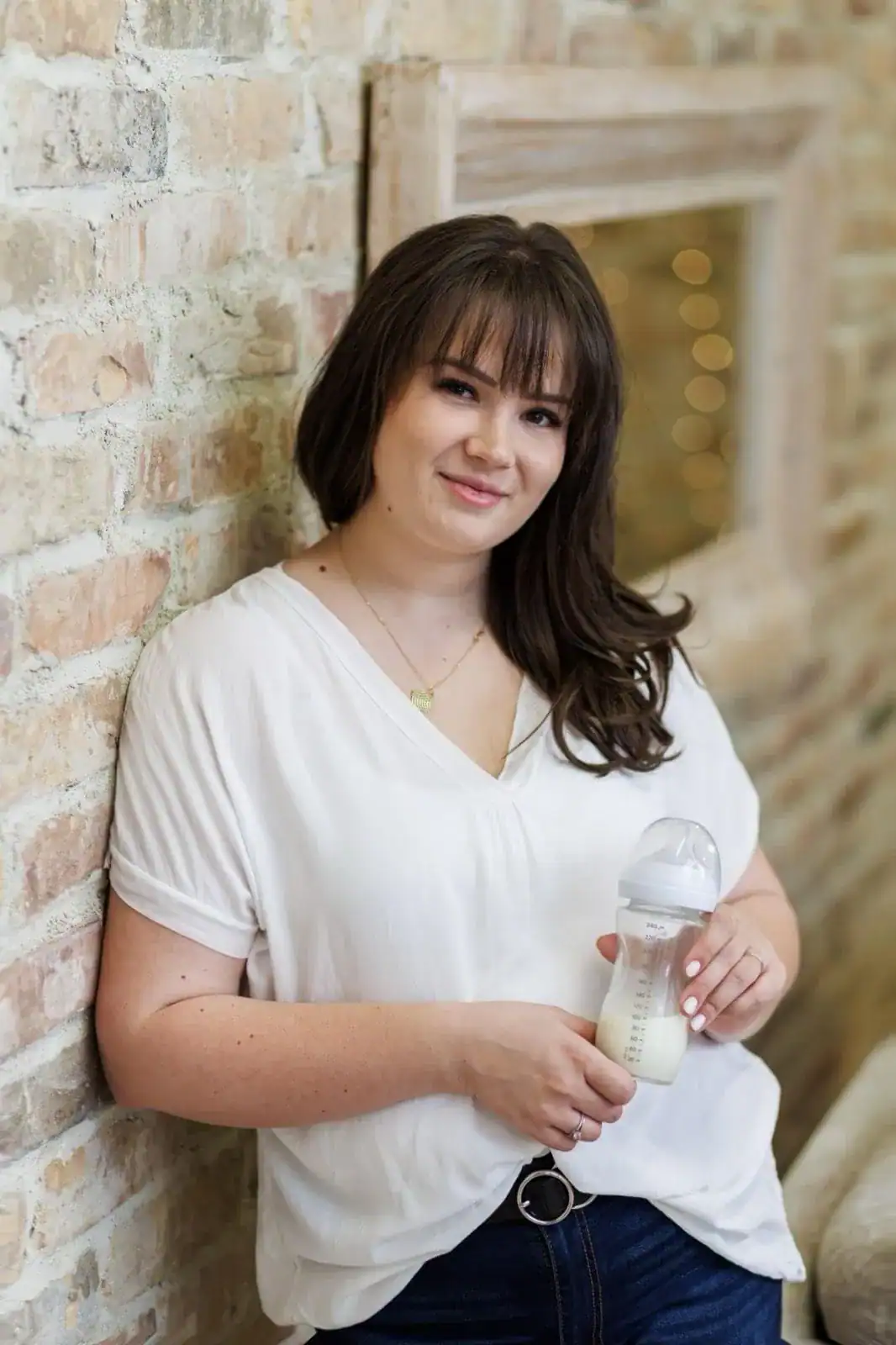 Anyatej cumisüvegben Anya cumisüveget tart a kezében