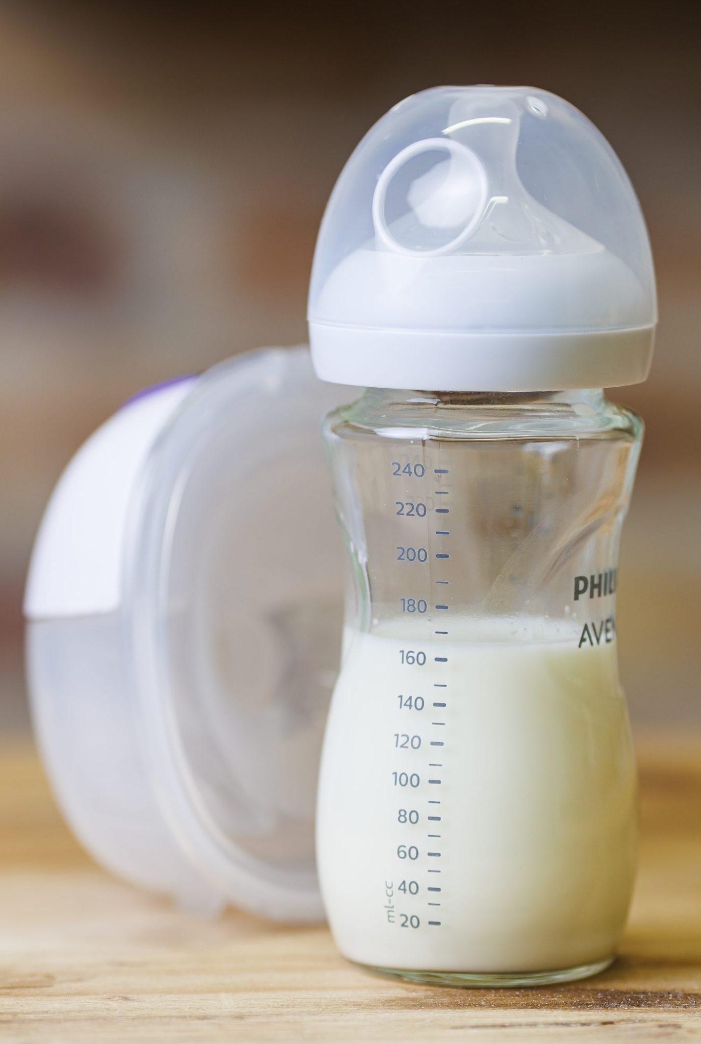 Mellszívó cumisüveggel benne tejjel